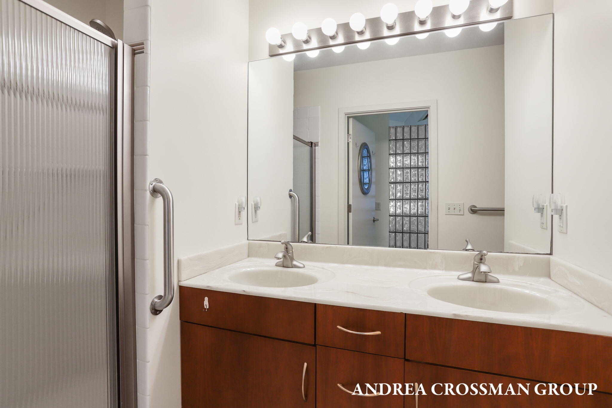 2542 Lakeshore Drive