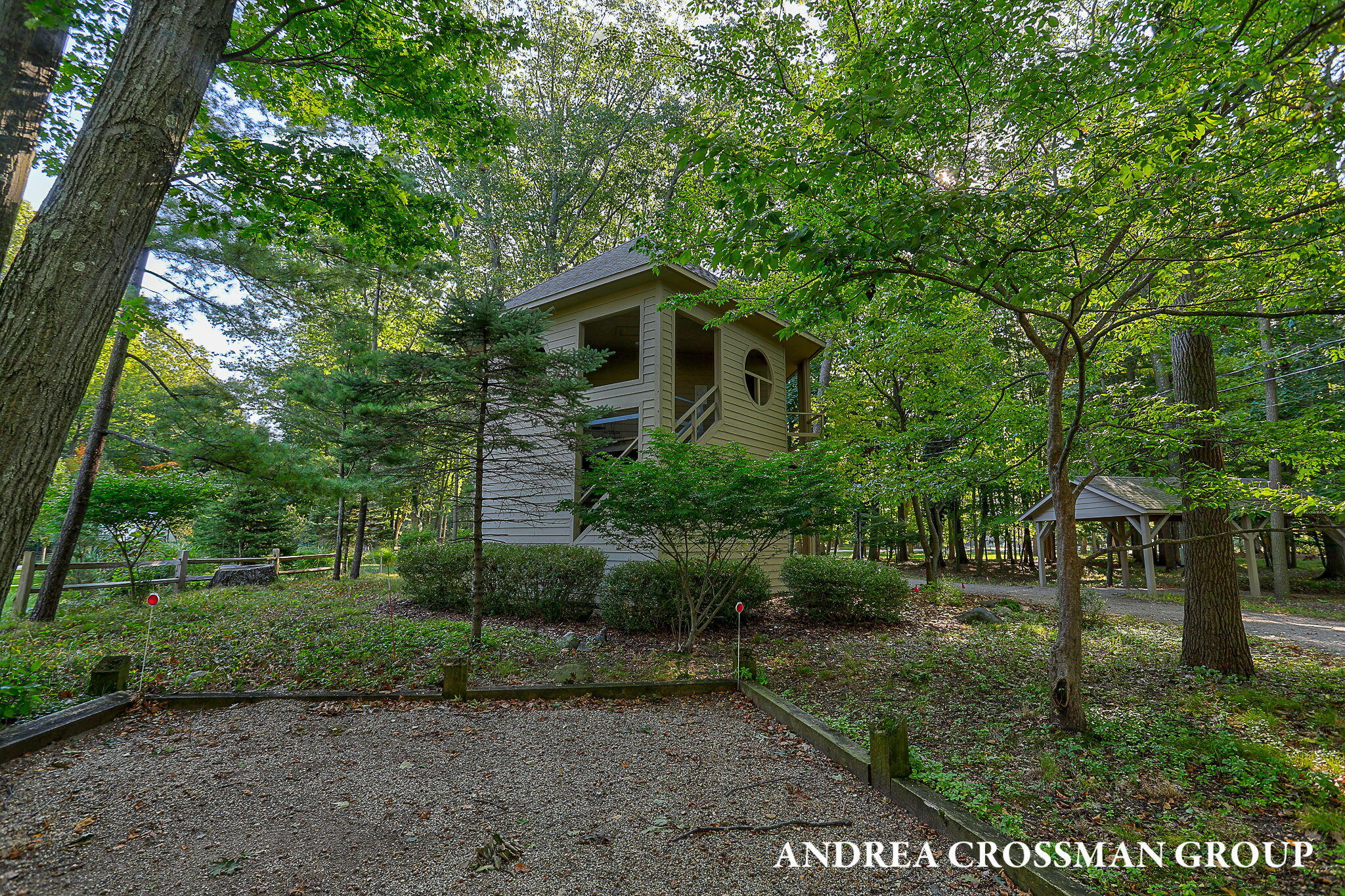 2542 Lakeshore Drive