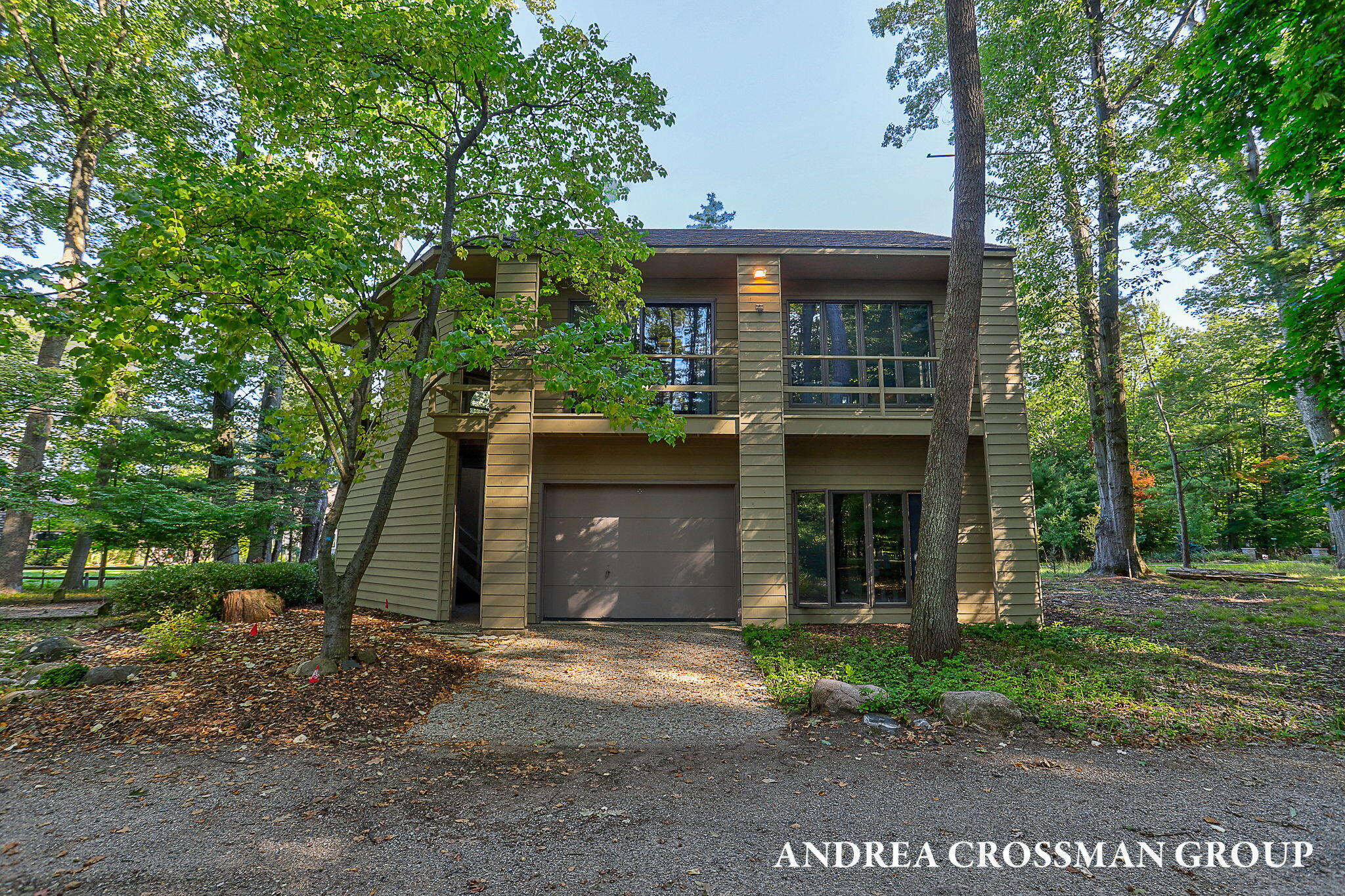 2542 Lakeshore Drive