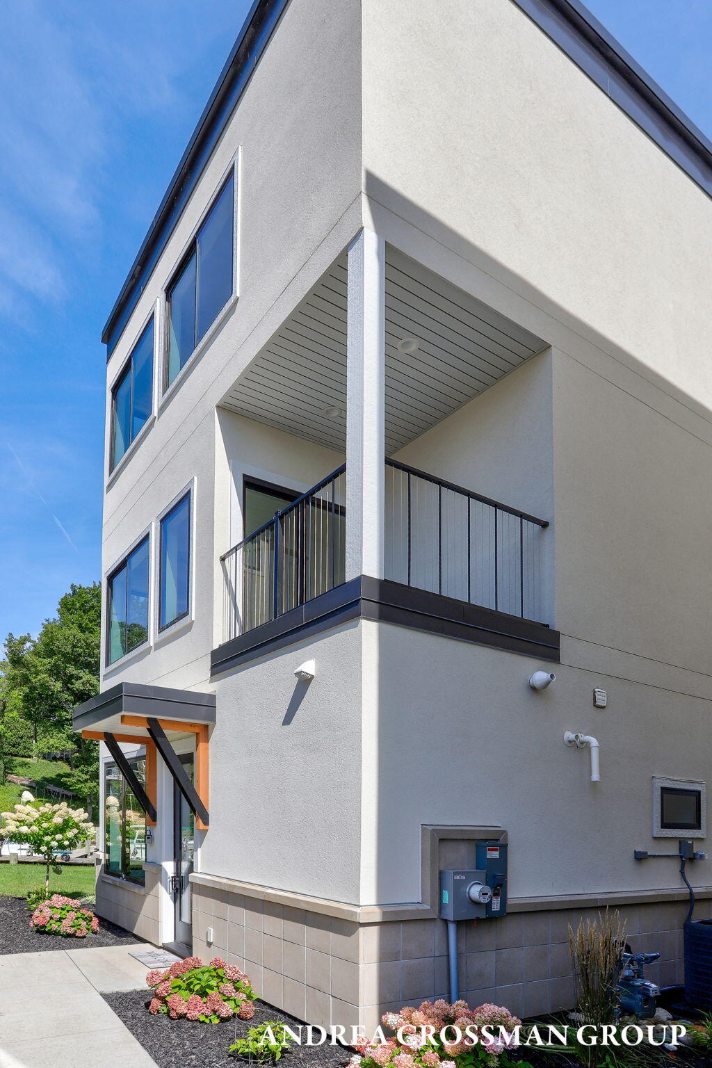 1 N Bailey Avenue, 1