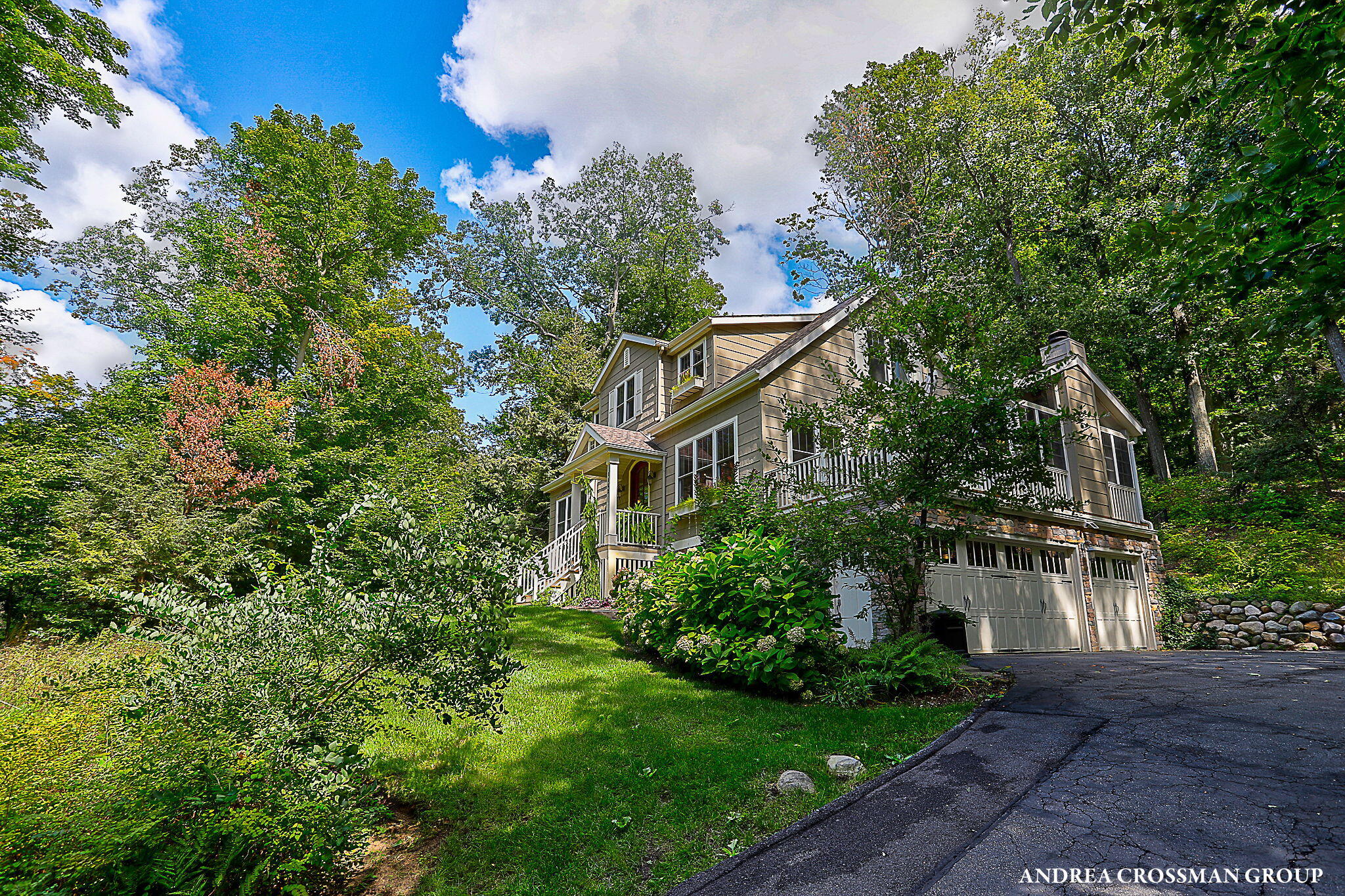 8863 Lakeshore Drive