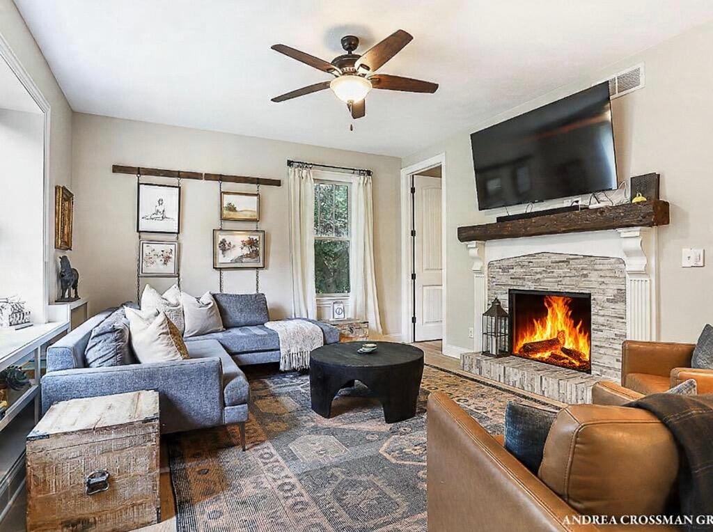 8863 Lakeshore Drive