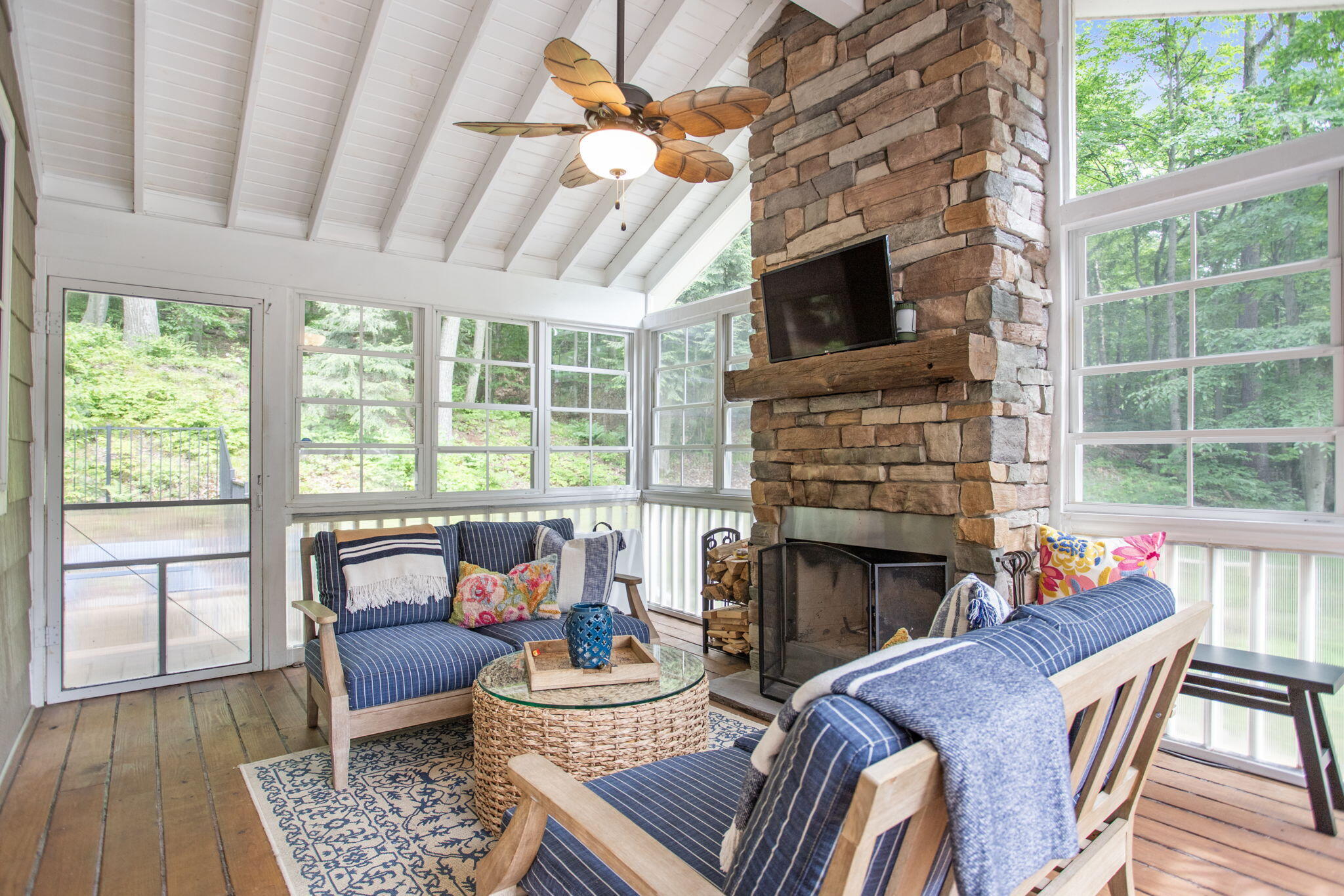 8863 Lakeshore Drive