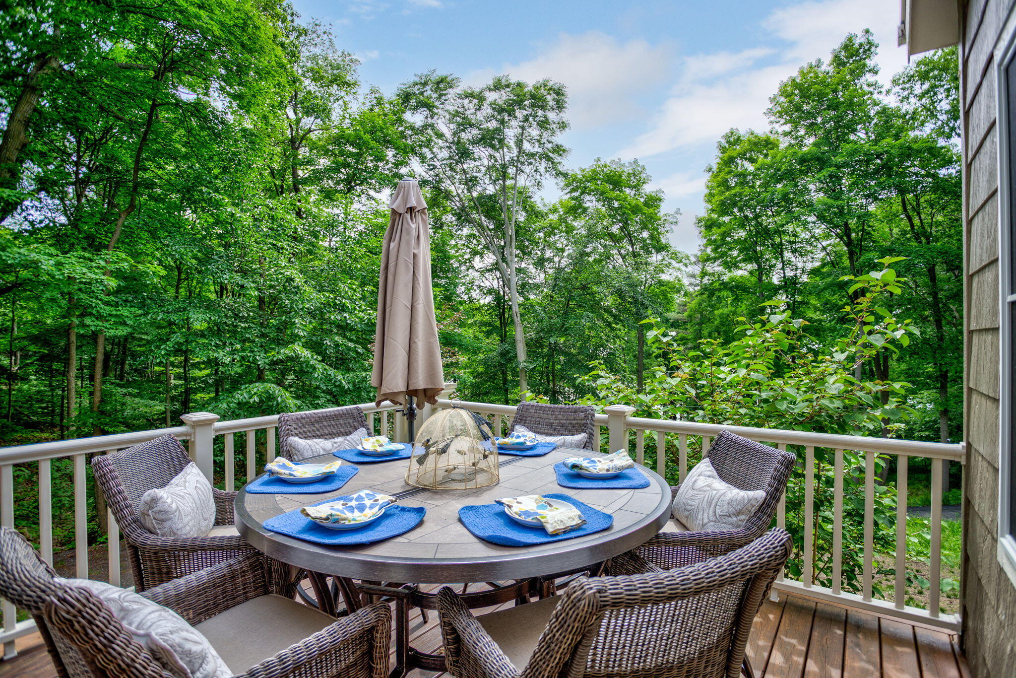 8863 Lakeshore Drive