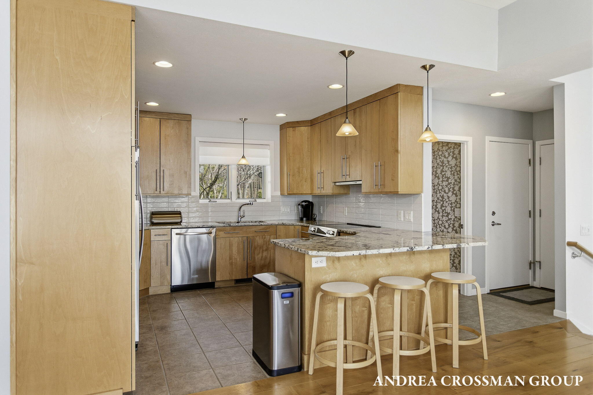 6129 Lakeshore Avenue