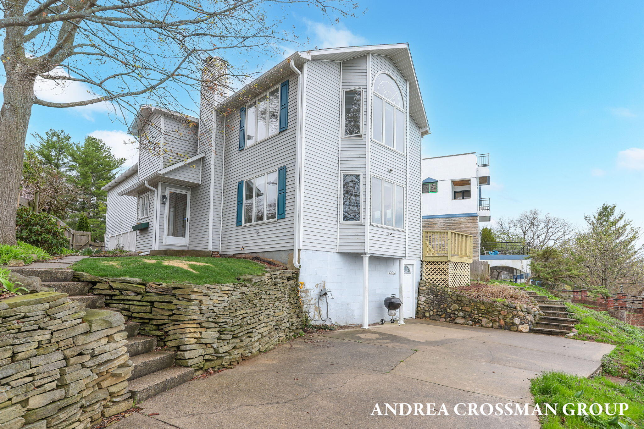 567 Breezy Bluff Street