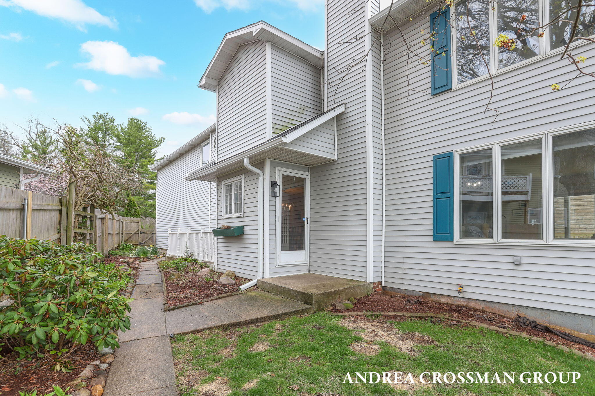 567 Breezy Bluff Street