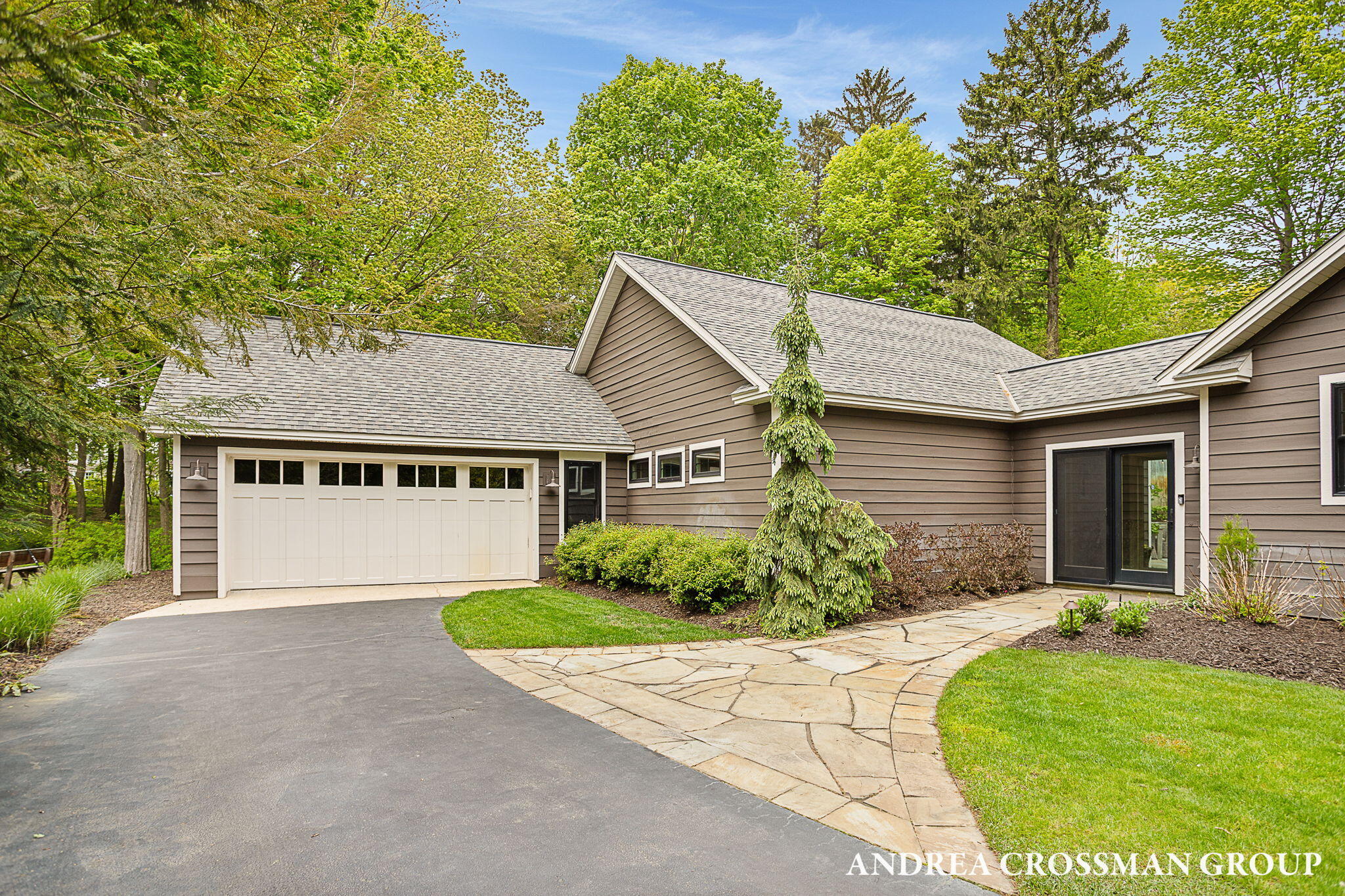 2338 Lakeshore Drive
