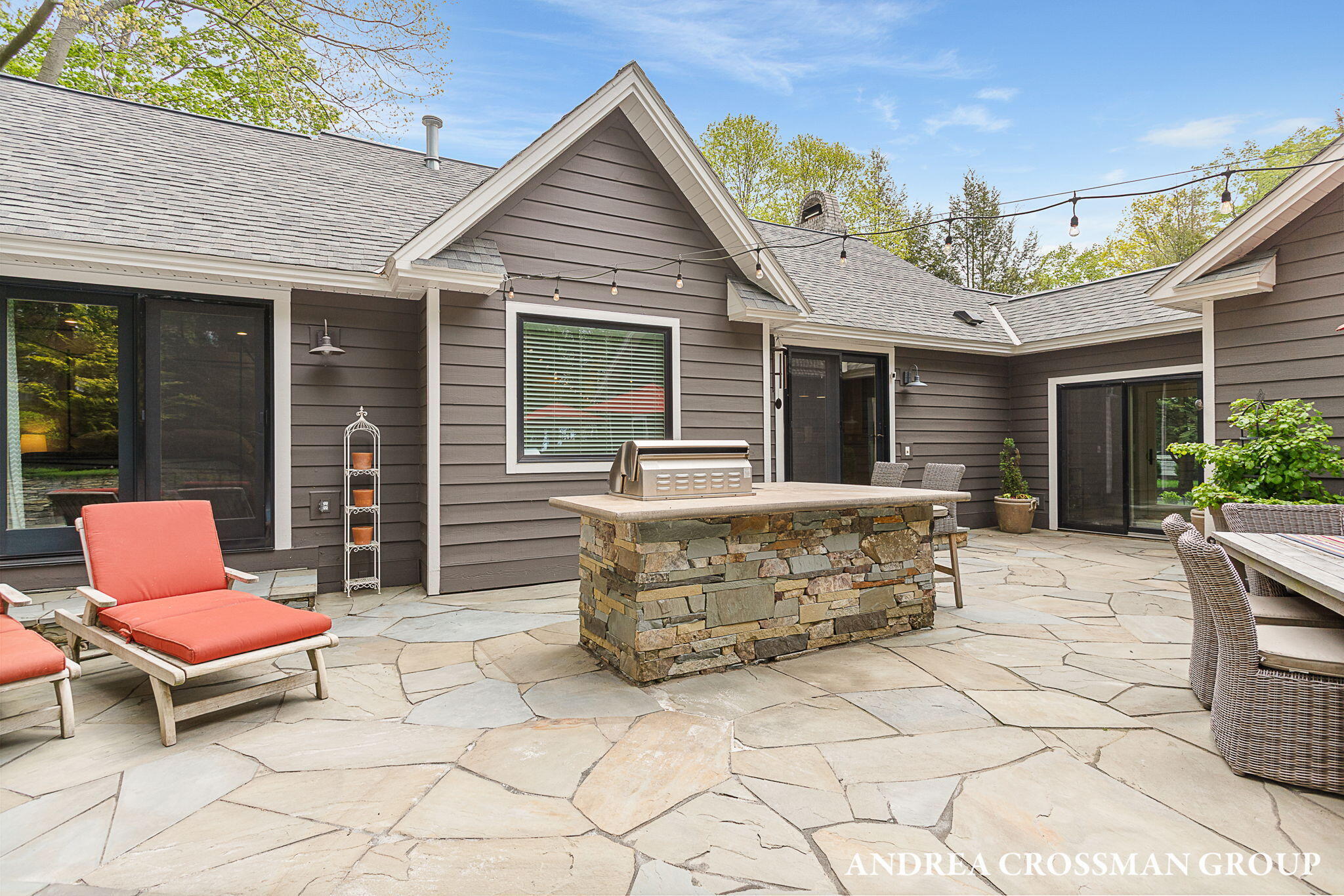 2338 Lakeshore Drive