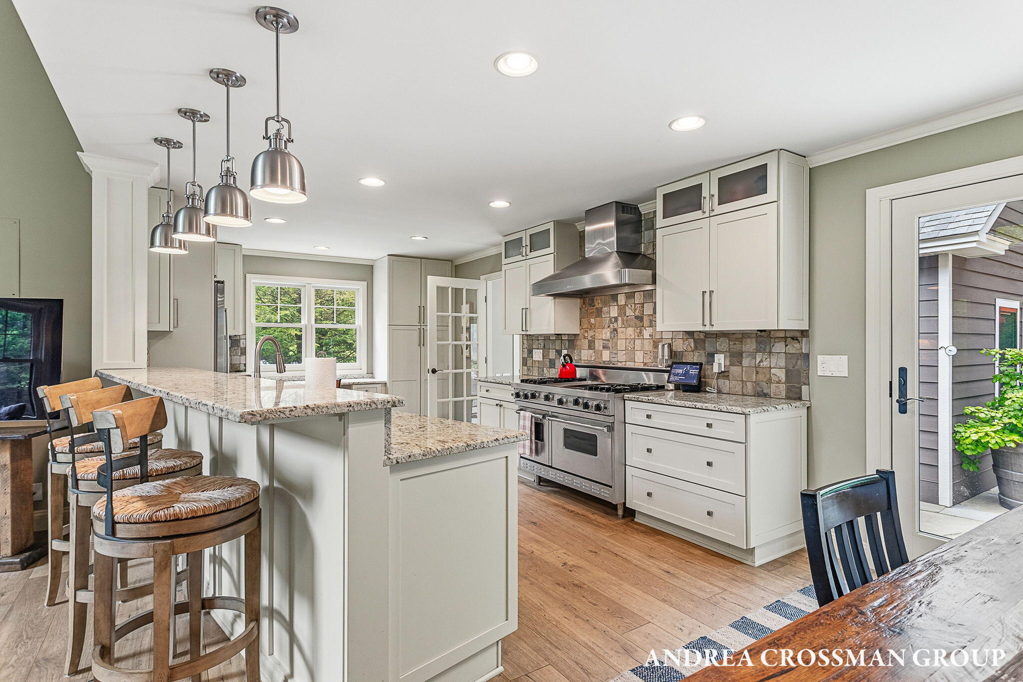 2338 Lakeshore Drive