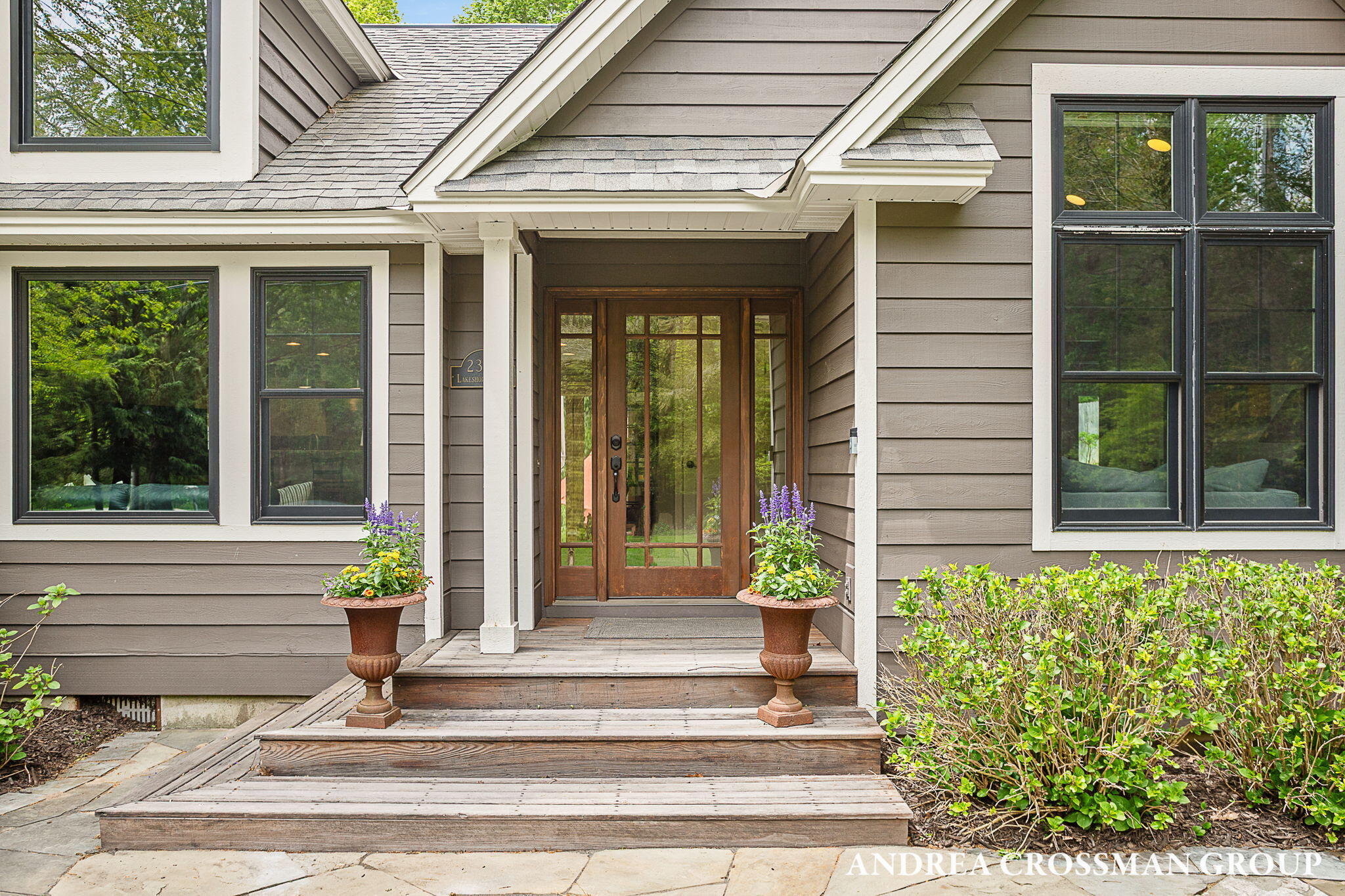 2338 Lakeshore Drive