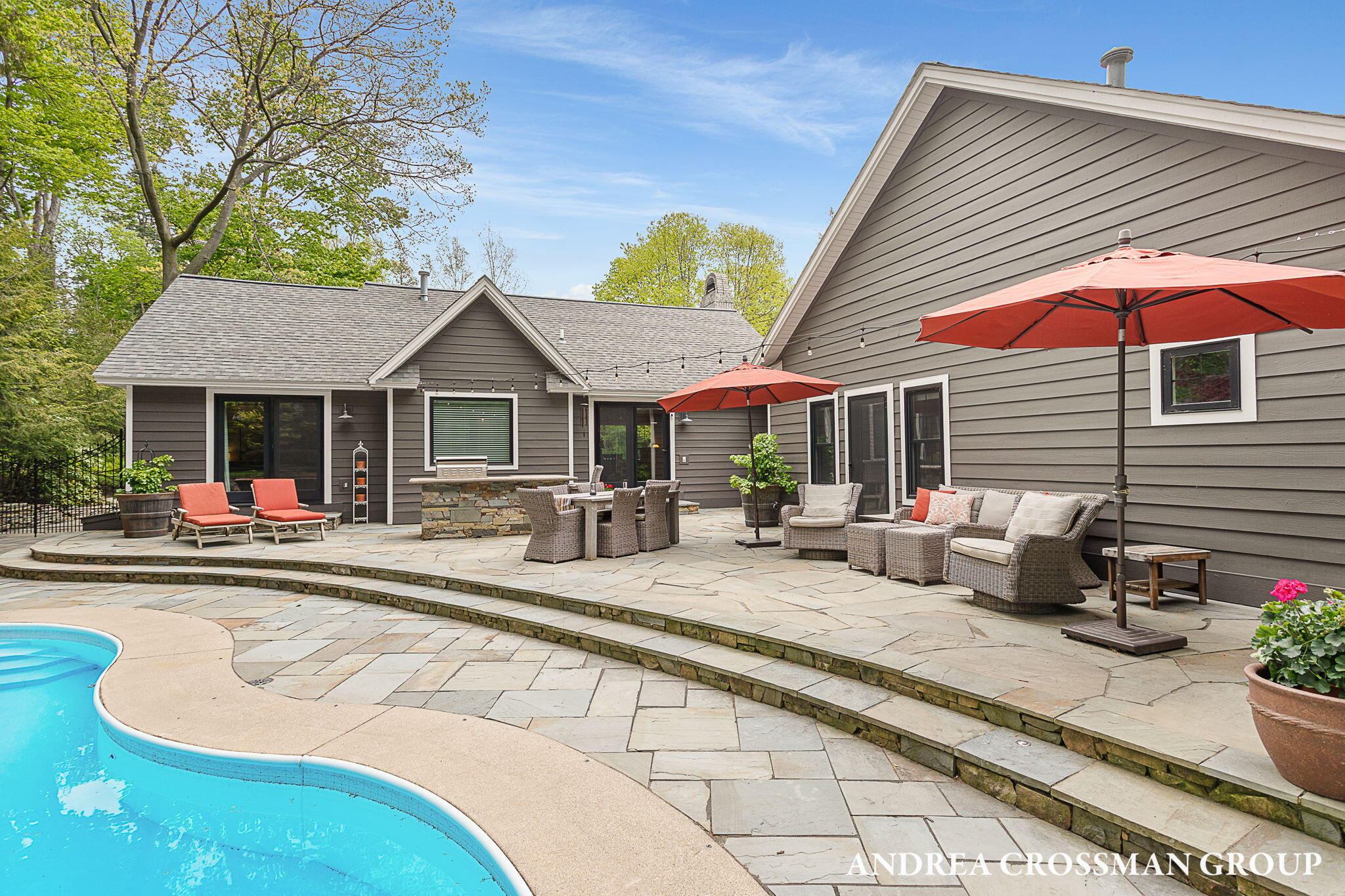 2338 Lakeshore Drive