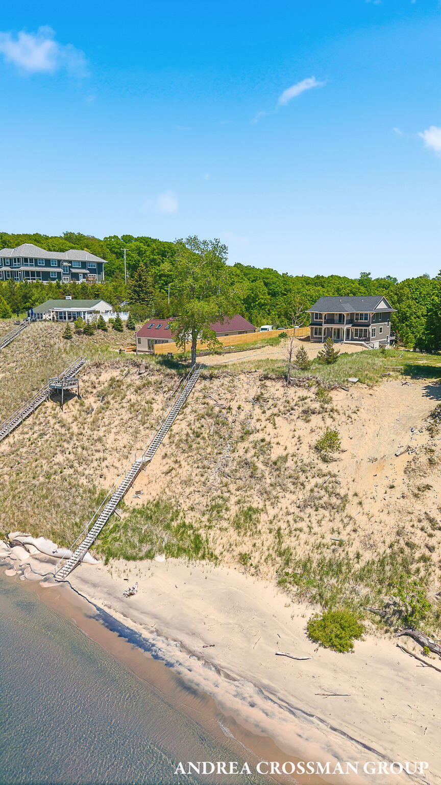 6401 Lakeshore Drive