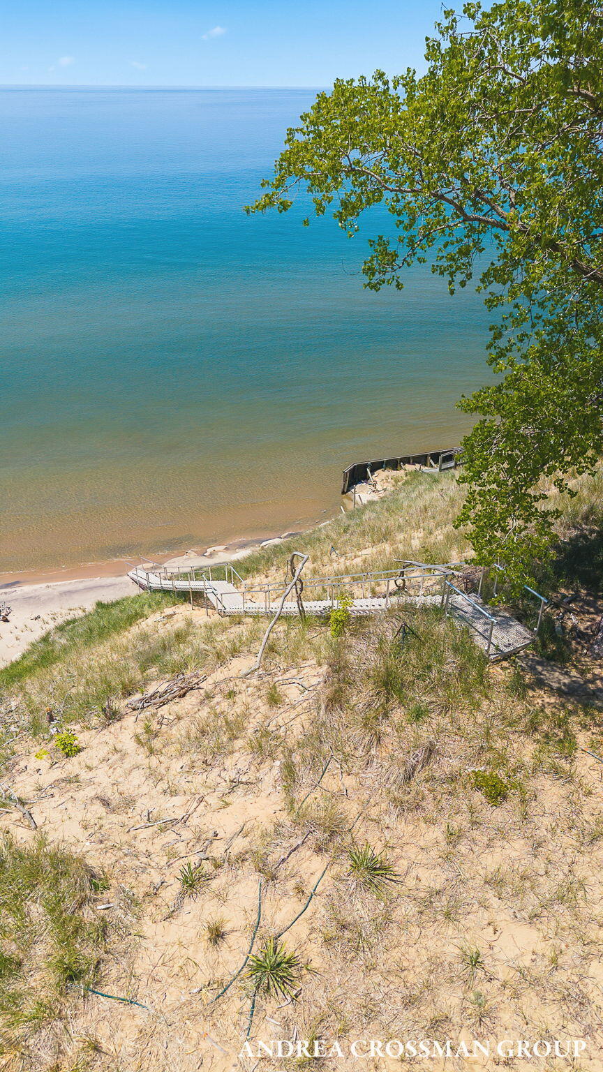 6401 Lakeshore Drive