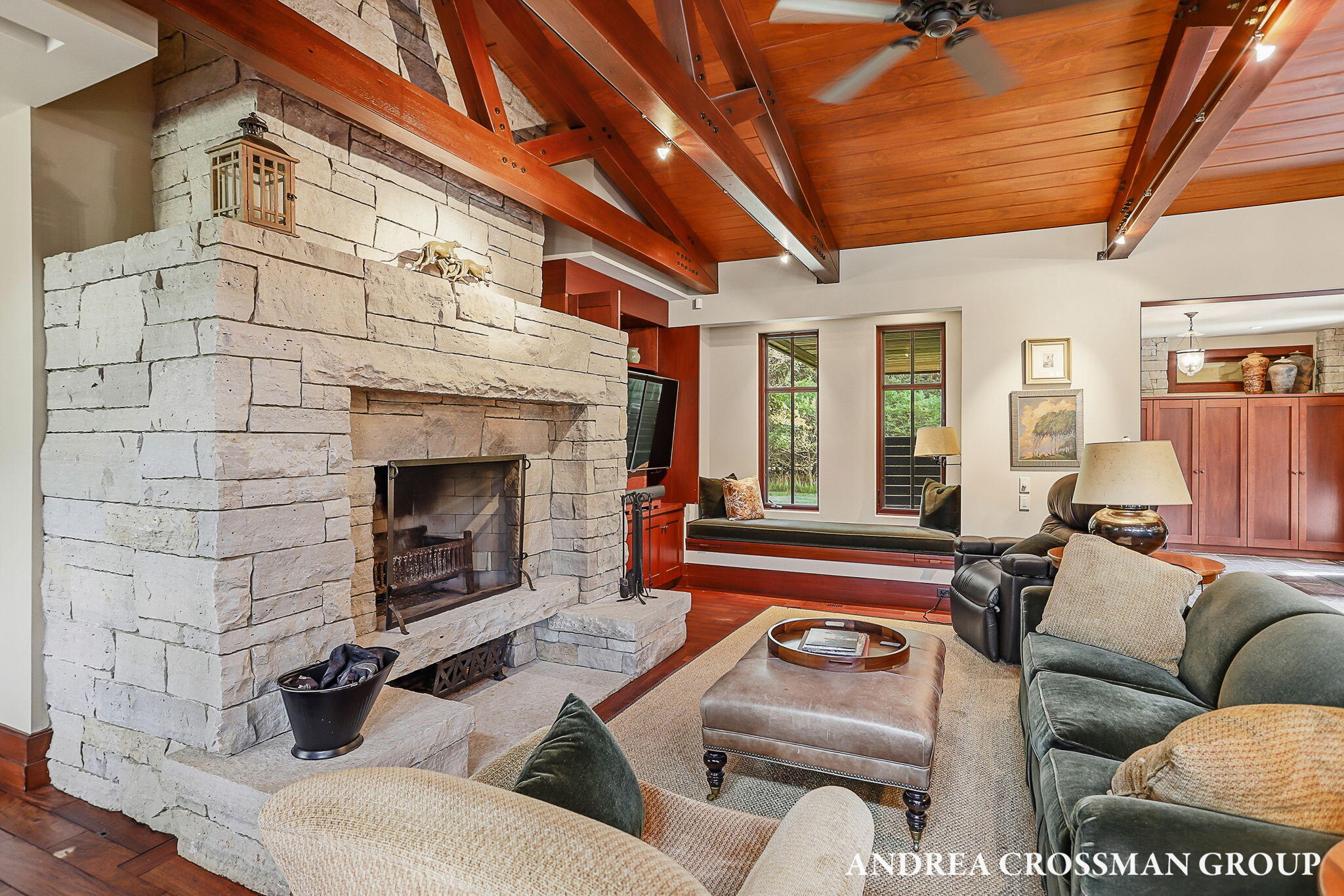 2048 Lakeshore Drive