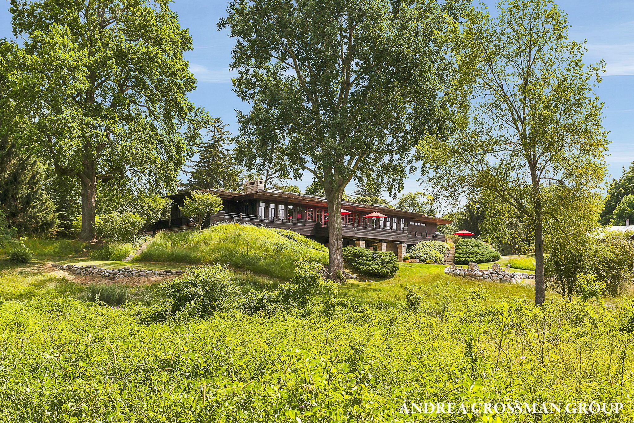 2048 Lakeshore Drive