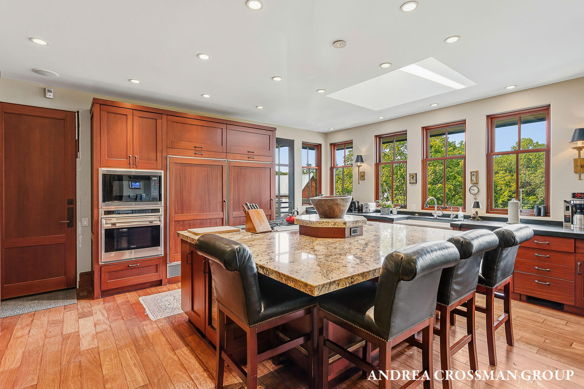 2048 Lakeshore Drive