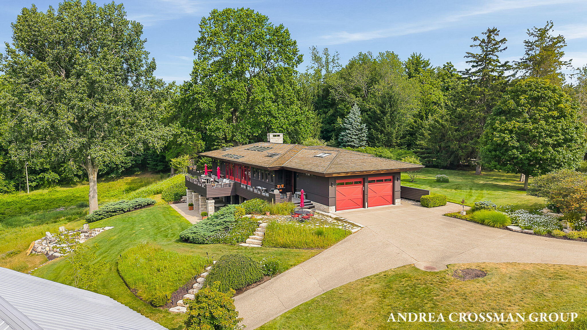 2048 Lakeshore Drive