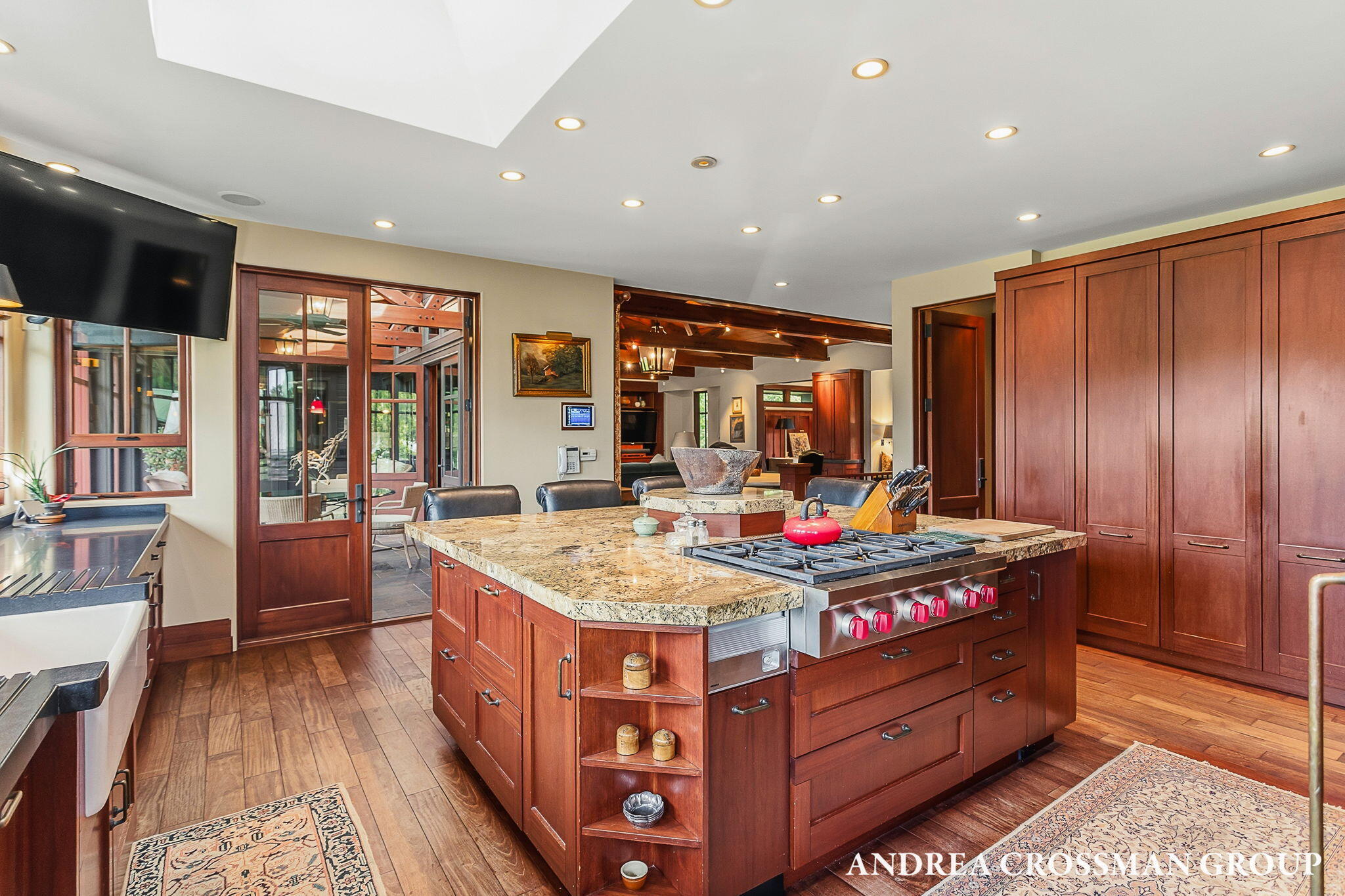 2048 Lakeshore Drive