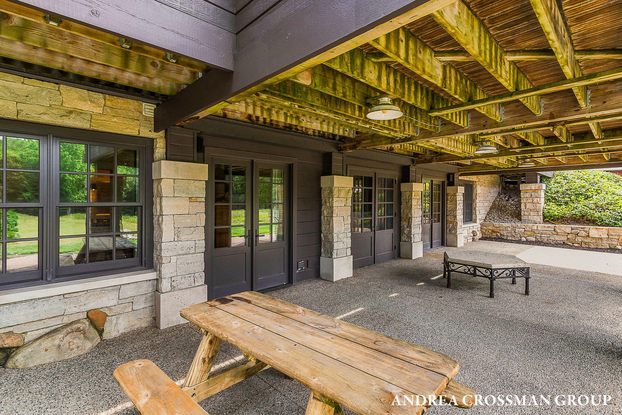 2048 Lakeshore Drive