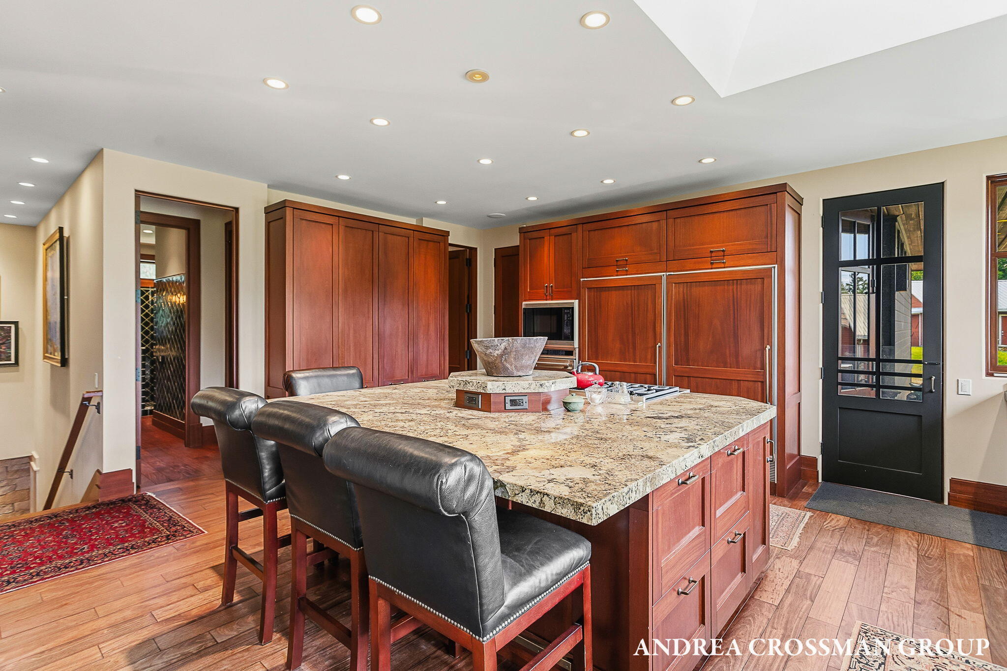2048 Lakeshore Drive