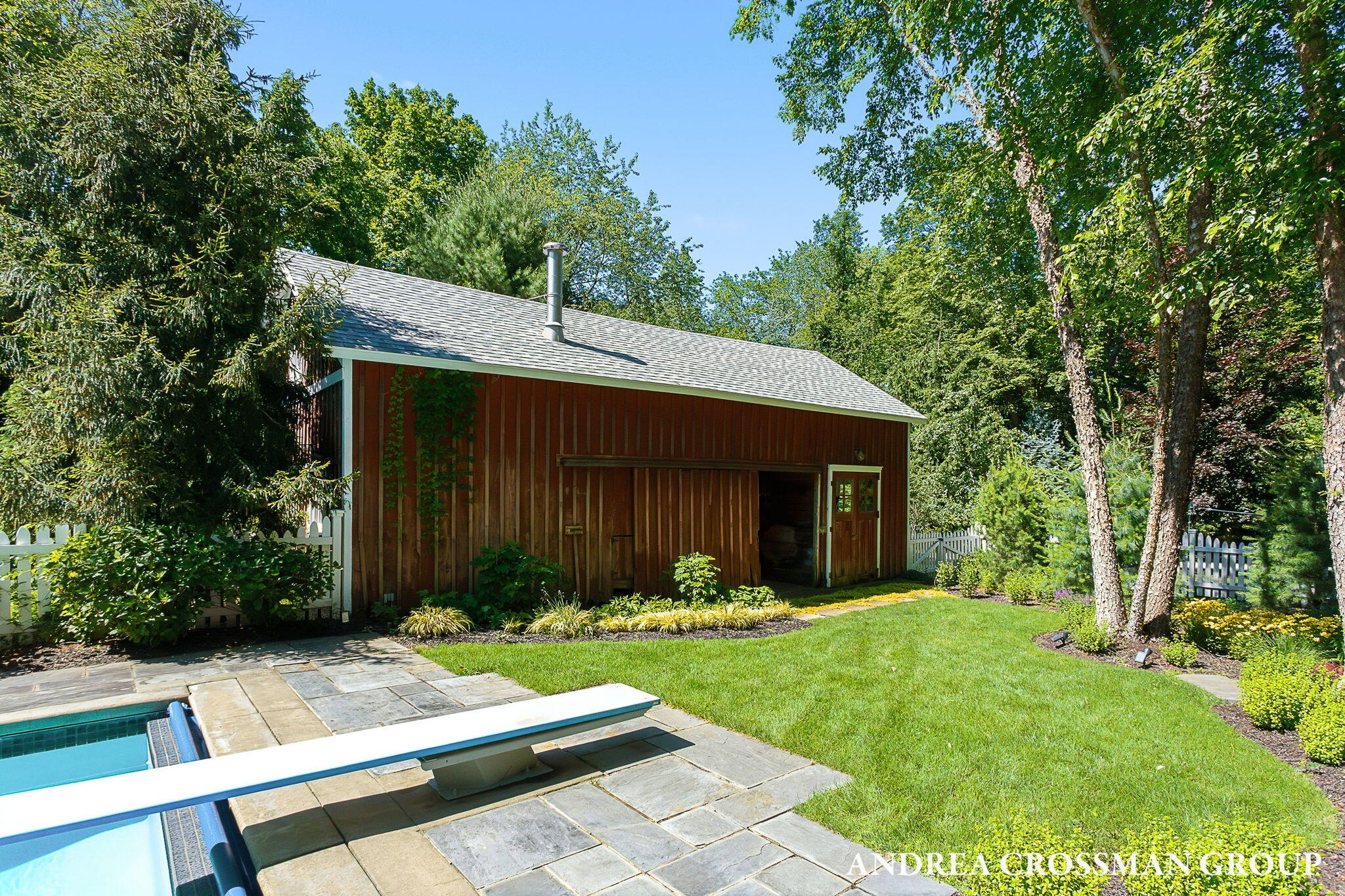 2075 Lakeshore Drive