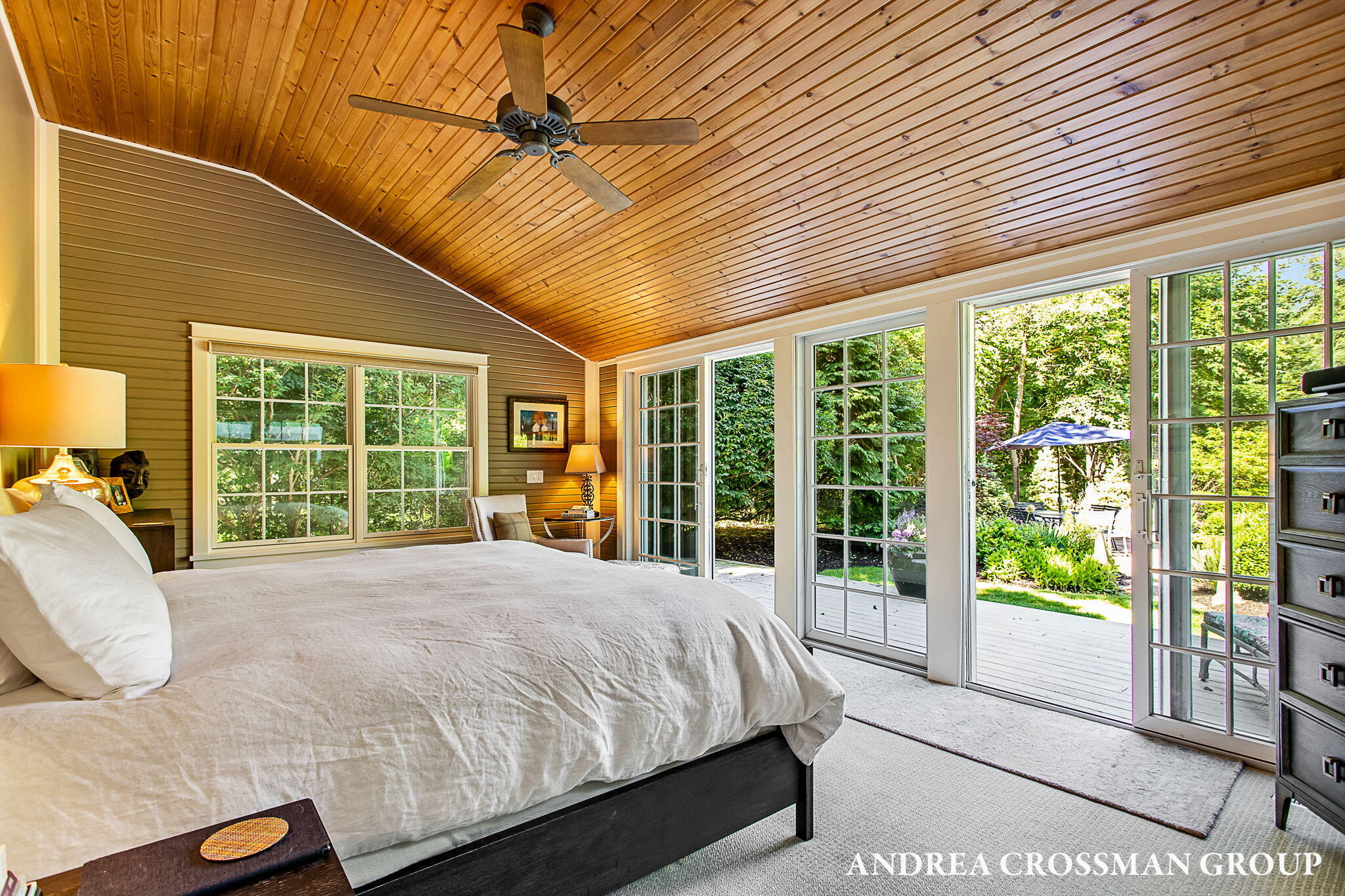2075 Lakeshore Drive