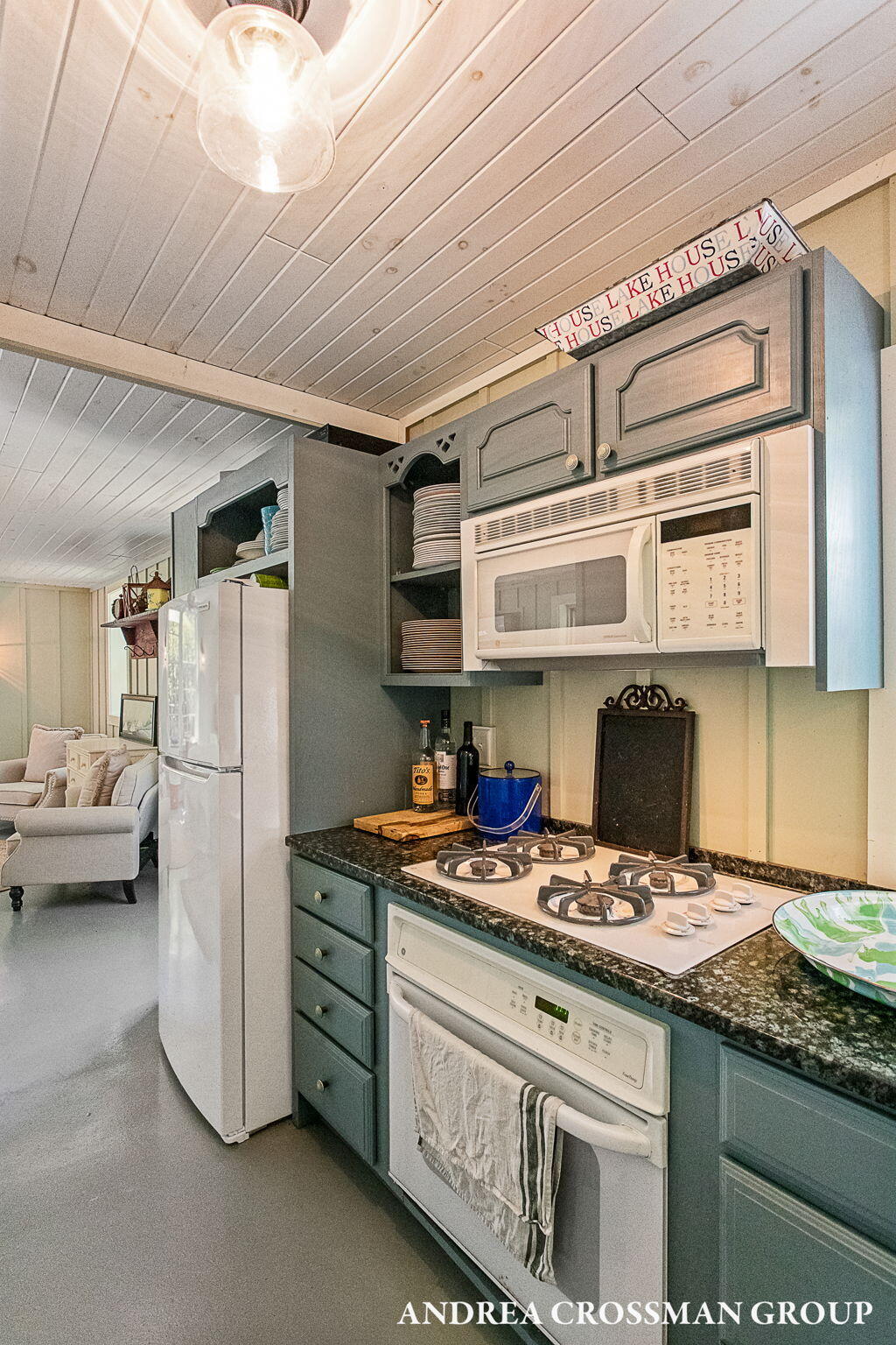 2075 Lakeshore Drive