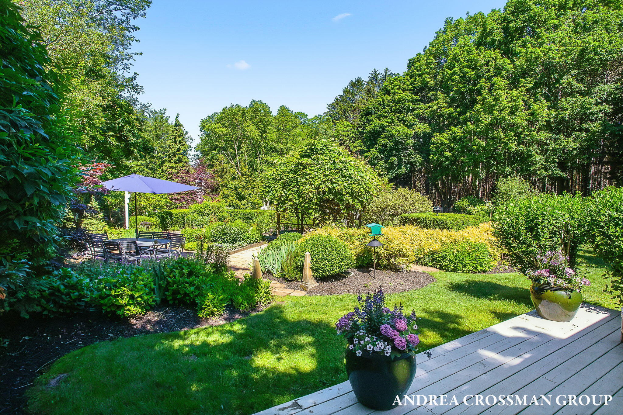 2075 Lakeshore Drive