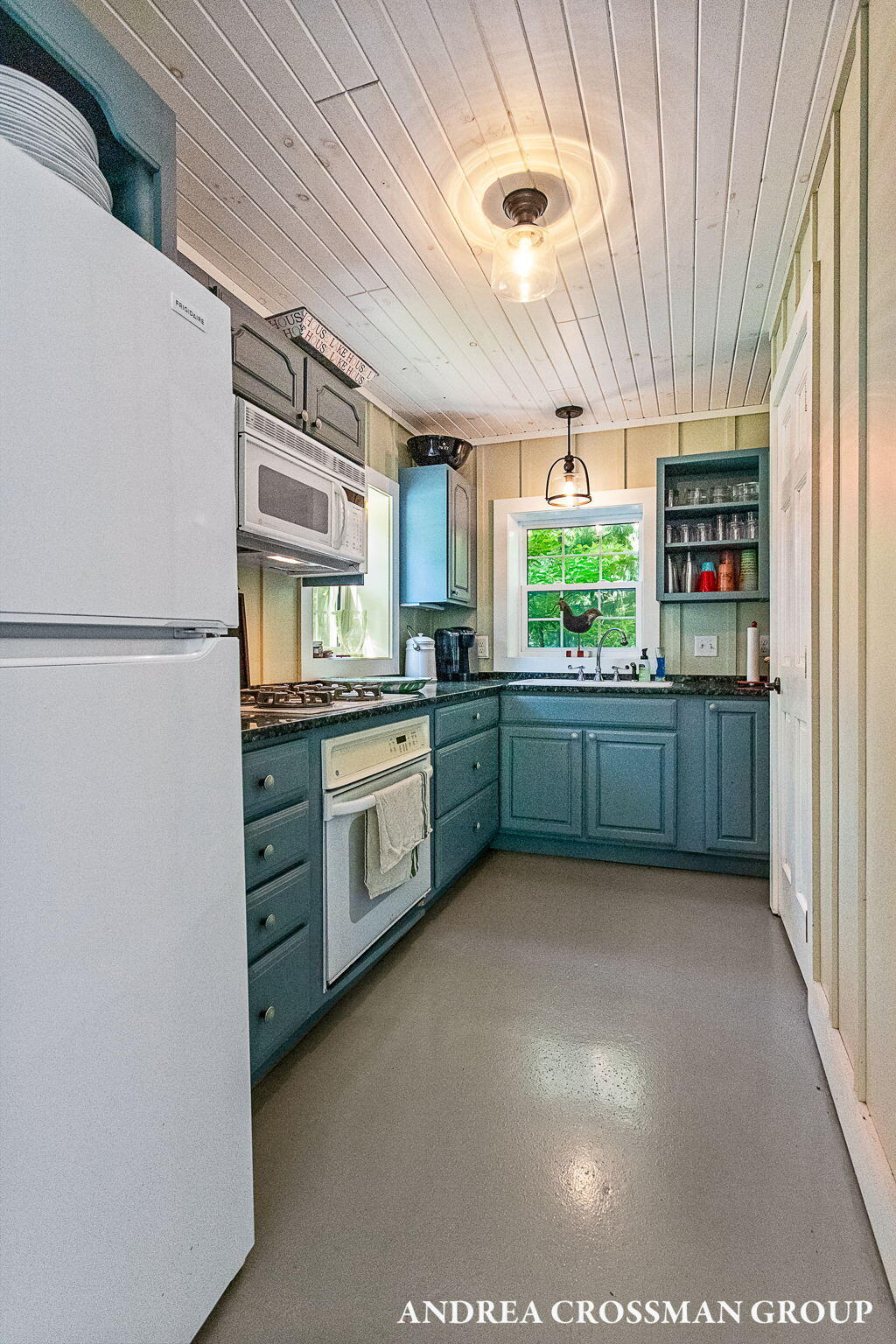 2075 Lakeshore Drive