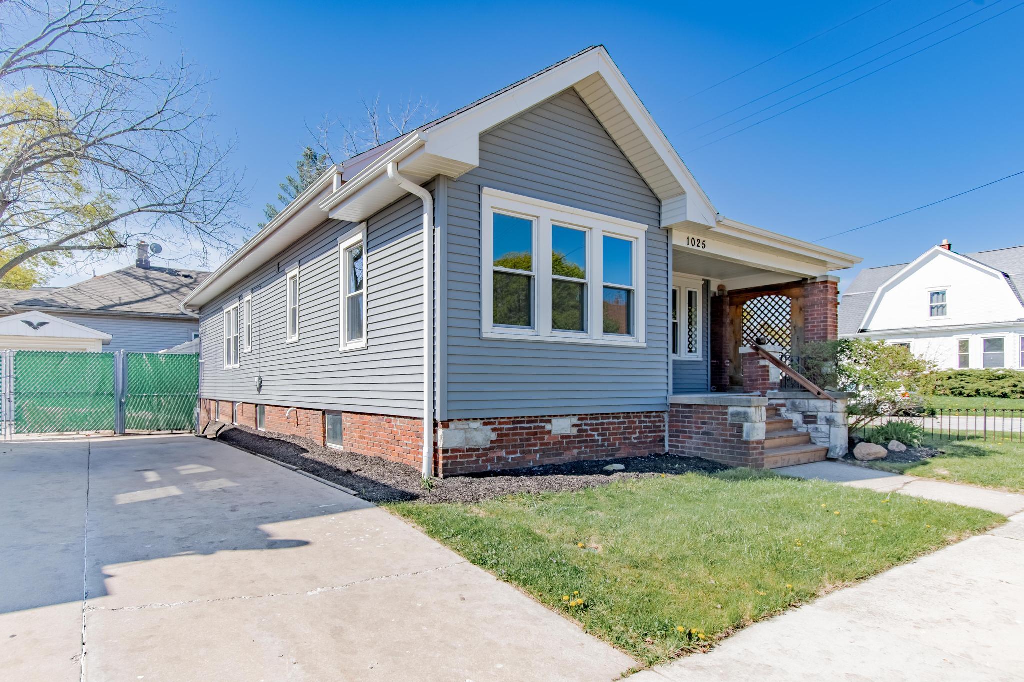 1025 Yout St