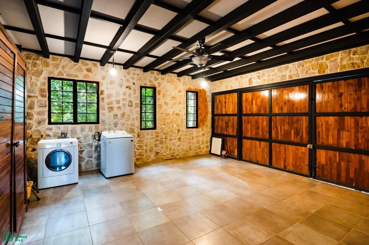 Tropical Stone Villa | Tambor