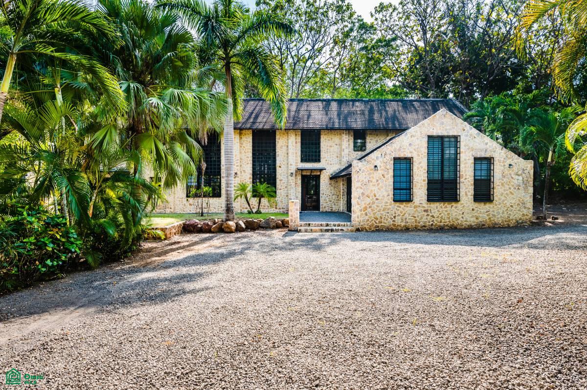 Tropical Stone Villa | Tambor