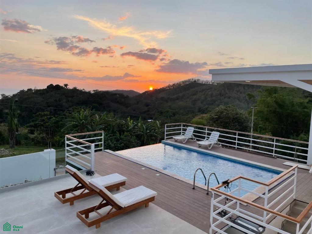 Casa del Sol / Santo Domingo, Sámara, Guanacaste