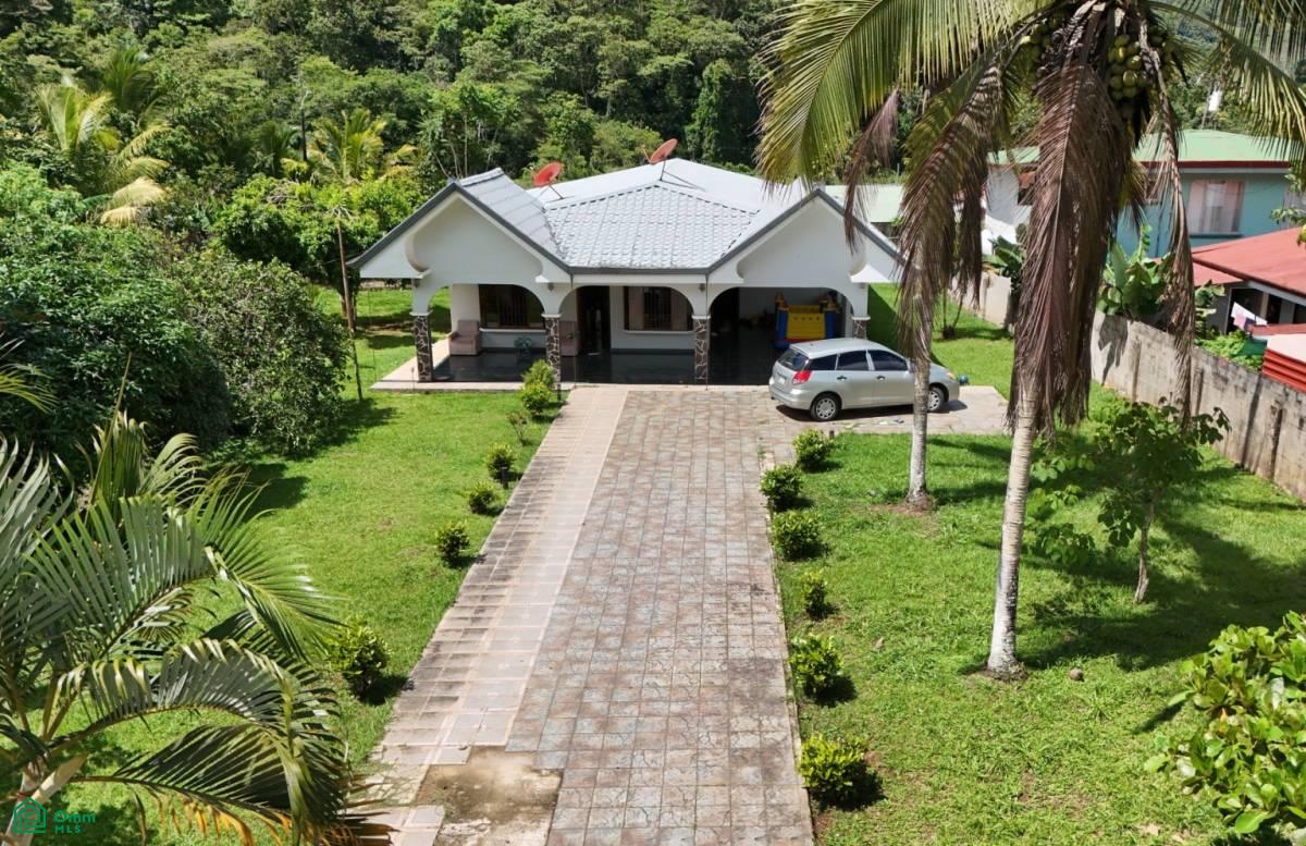 Charming Family Home with Spacious Garden & Prime Location , Platanares, Perez Zeledon, San Jose