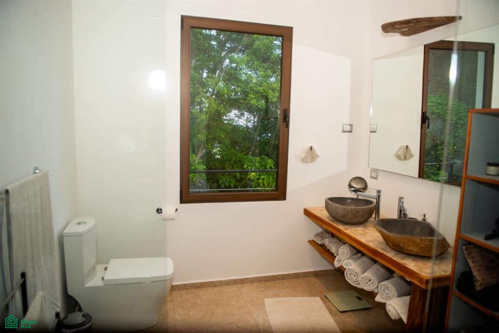 Spectacular Oceanview Retreat in Bellevue Isla Tortuga