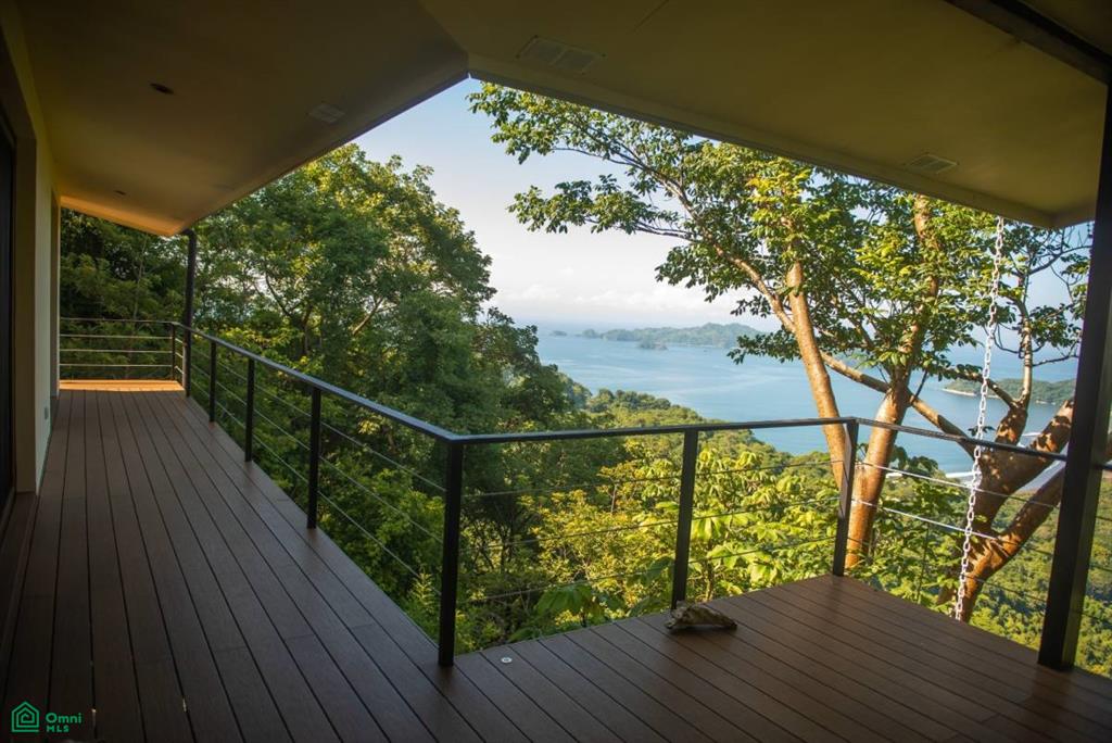 Spectacular Oceanview Retreat in Bellevue Isla Tortuga