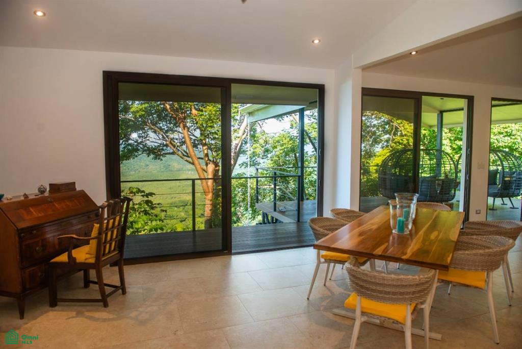 Spectacular Oceanview Retreat in Bellevue Isla Tortuga