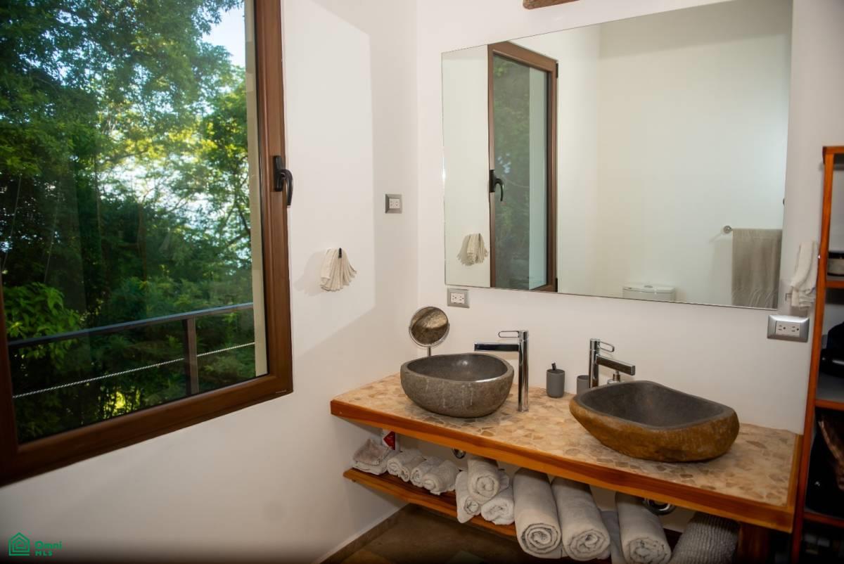 Spectacular Oceanview Retreat in Bellevue Isla Tortuga