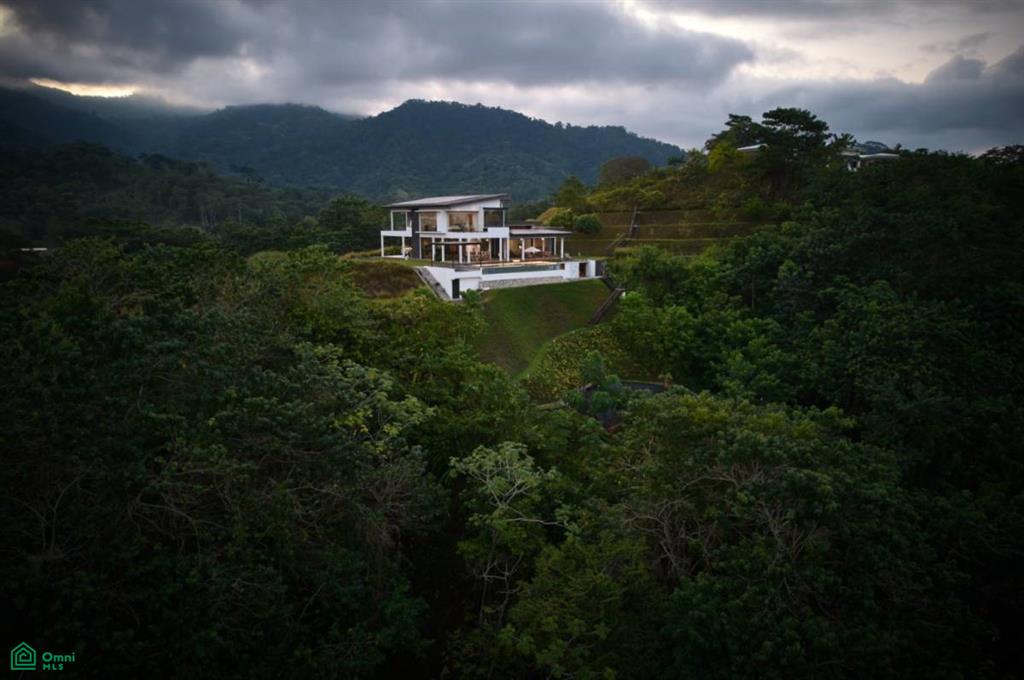 Luxury Retreat in Ojochal Villa Sunset del Mar