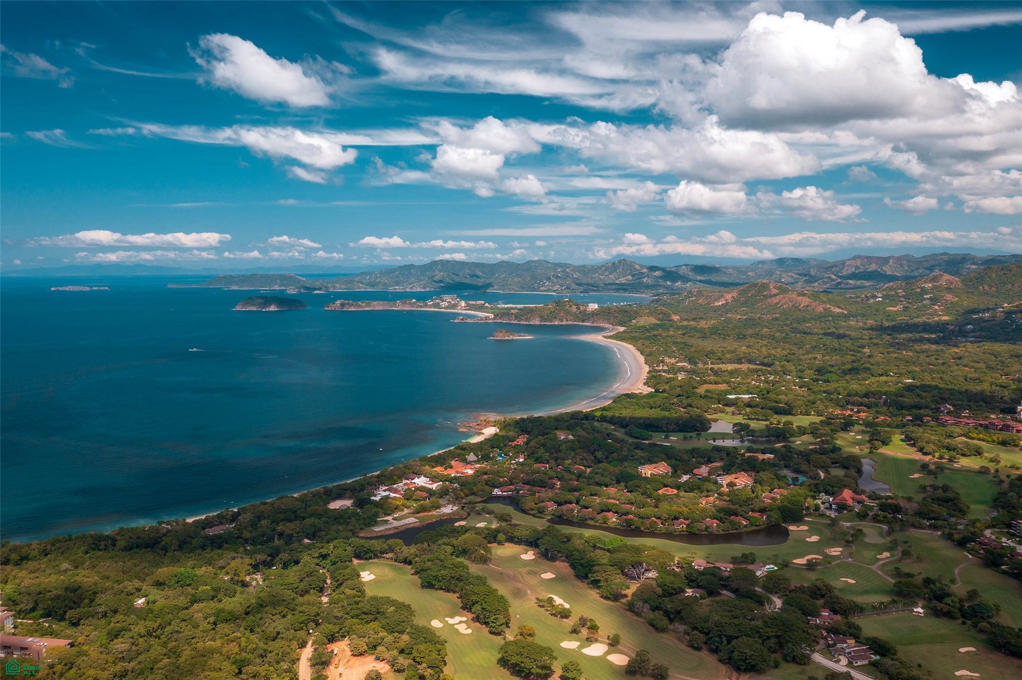 Villa Akari — A Sanctuary of Light on the Greens