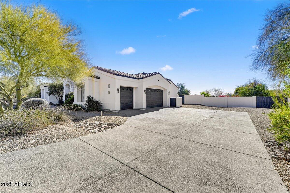 8027 E JUAN TABO Road
