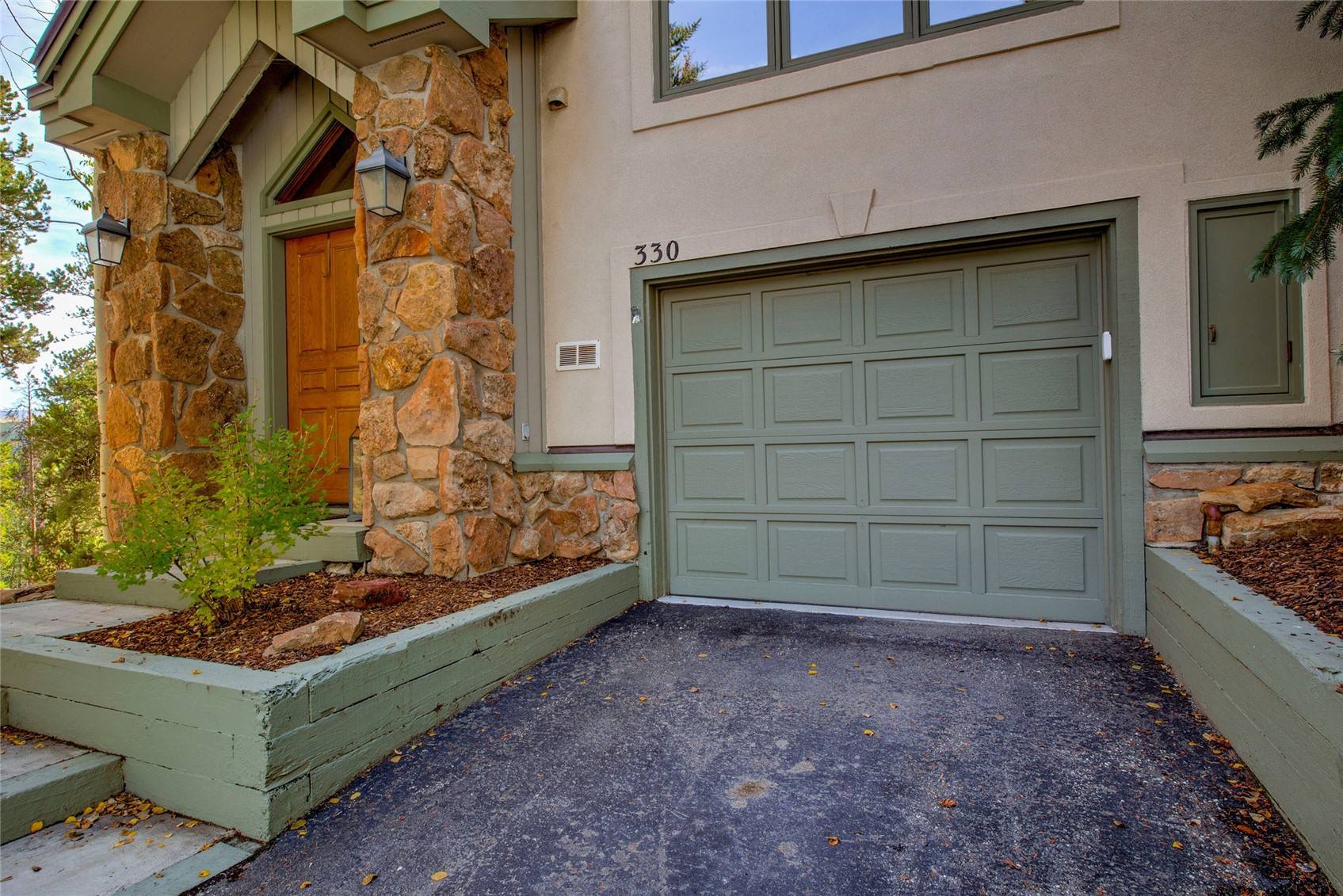 330 Kings Crown ROAD 10