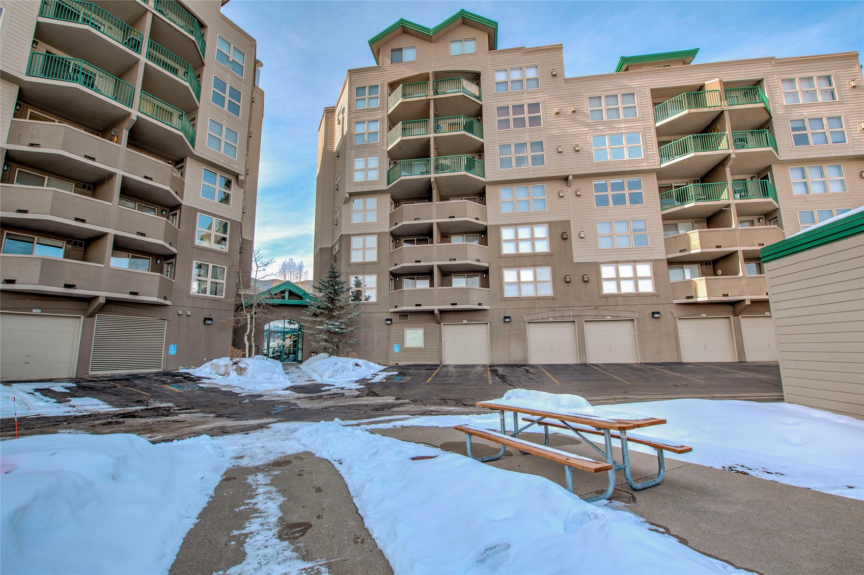 980 Lakepoint DRIVE 402