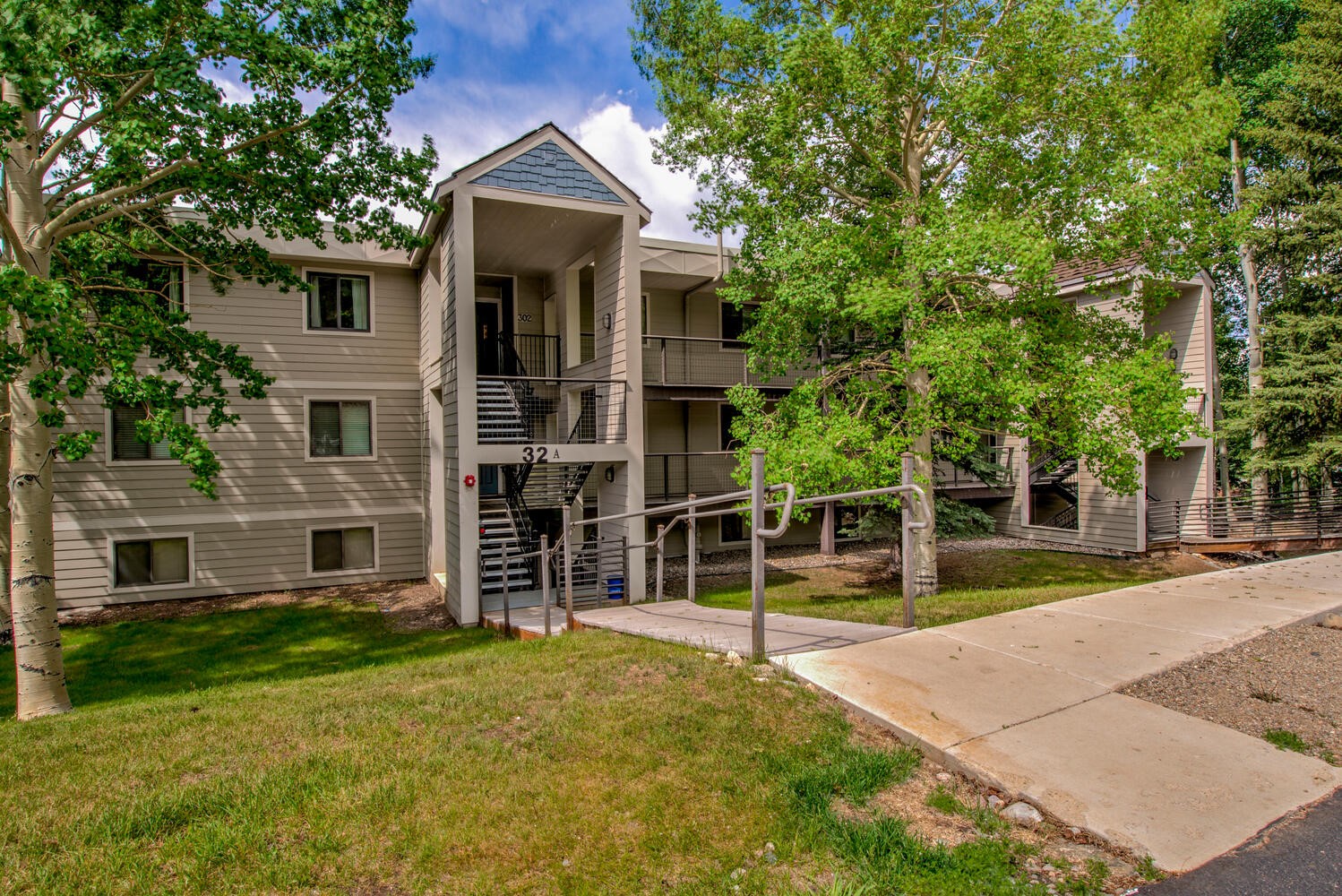 32 Corinthian CIRCLE 302