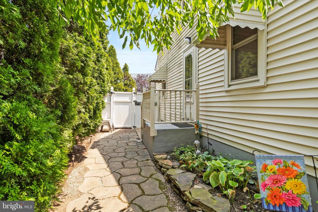 8 THORNTOWN LANE