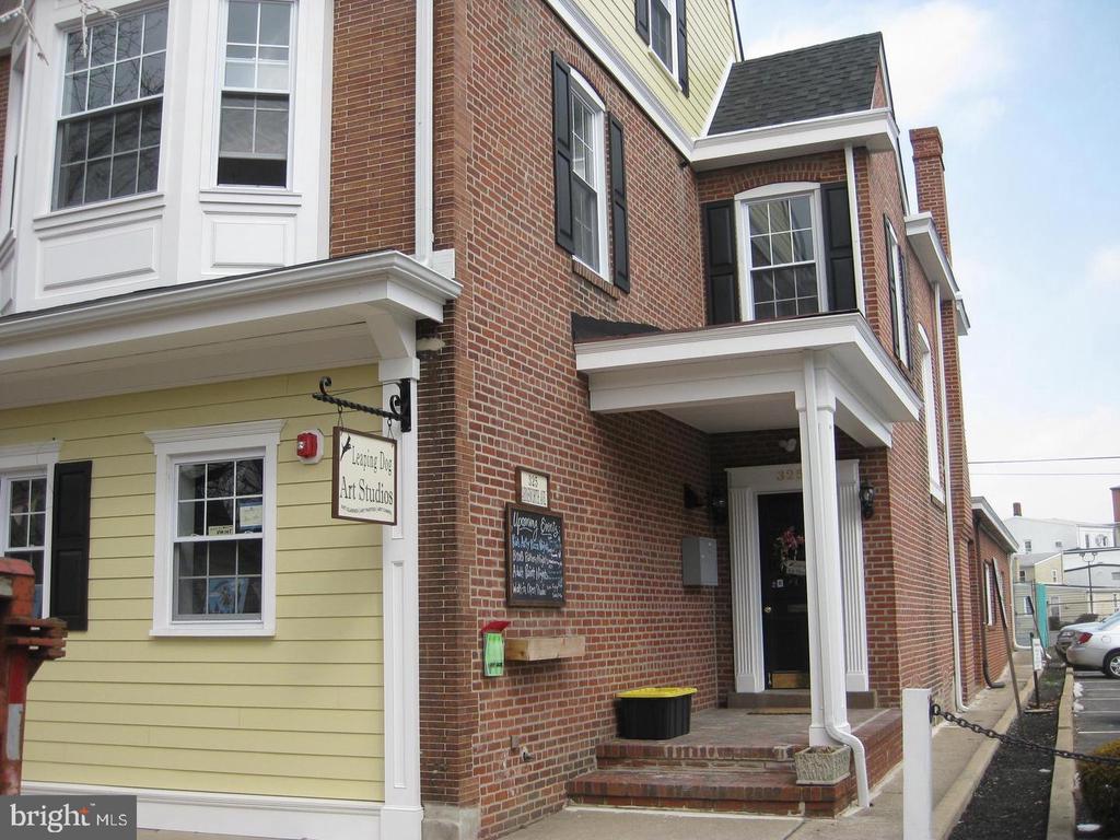 325 FARNSWORTH AVENUE Unit: 3