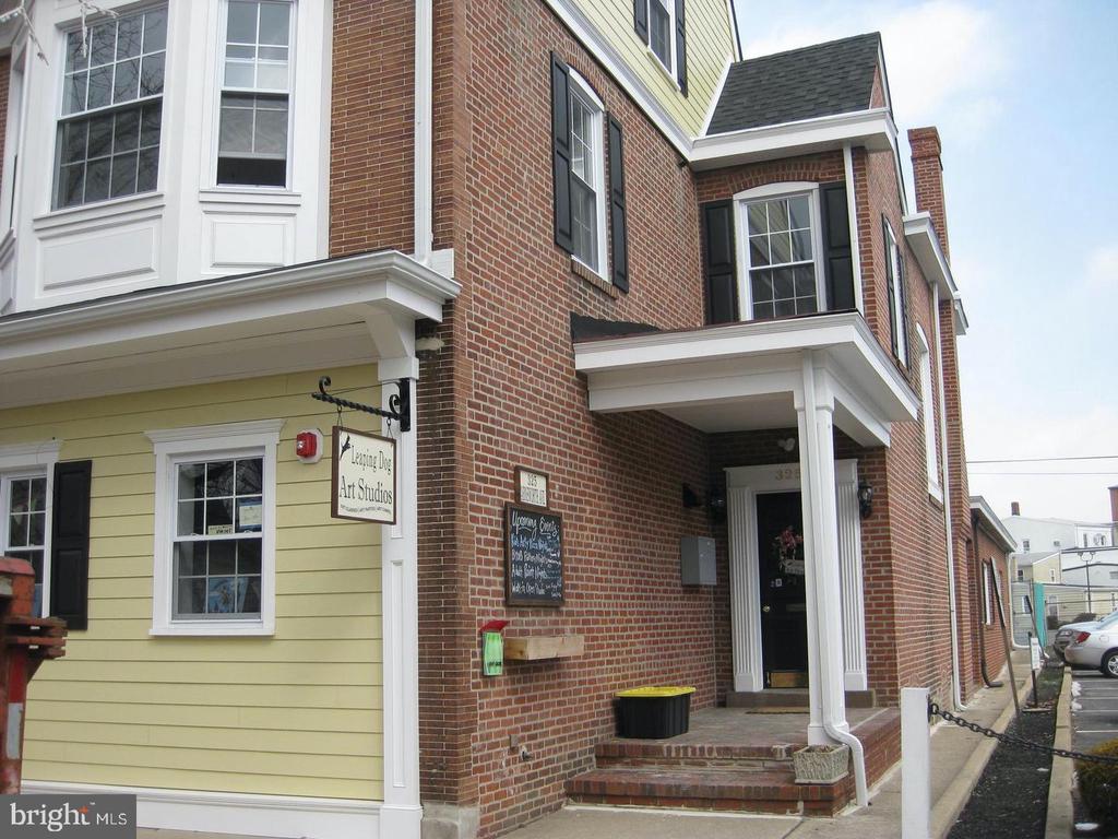 325 FARNSWORTH AVENUE Unit: 3