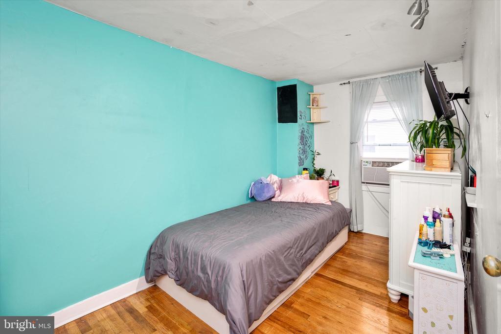 2 W CHESTNUT STREET