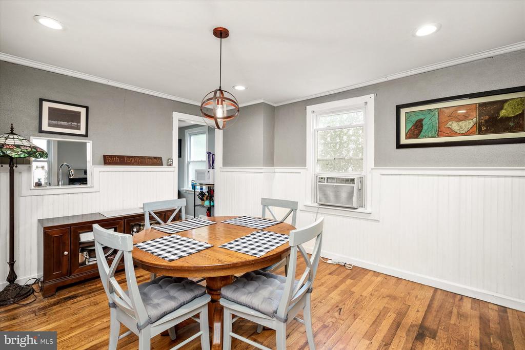 2 W CHESTNUT STREET